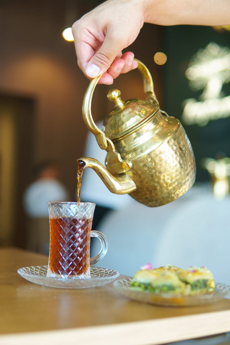 Sárgaréz kannából töltött arab tea és friss baklava